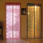 Rideaux de matériau transparent sur les portes