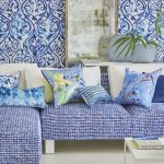 Coussins bleus de canapé de différentes tailles et formes et de différents matériaux