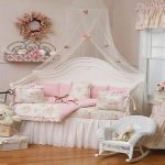 Chambre pour une fille avec des textiles délicats dans le style de la Provence