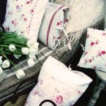 Belle oreillers de rue avec des roses pour un salon de style provençal