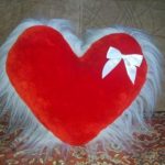Coeur rouge avec fourrure et noeud blanc