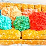 Beaux oreillers tricotés sur le canapé