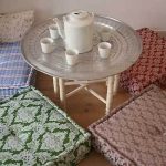 Coussins carrés sur le sol pour un thé confortable