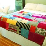 Plaid sur un lit d'objets tricotés
