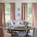 Rose et bleu - une combinaison contrastée de meubles et de textiles dans le salon