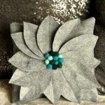 Coussin gris en forme de fleur