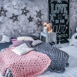 Couvertures en laine grises et roses pour une chambre moderne