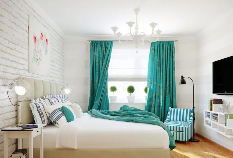 Mur de briques blanches dans la chambre à coucher avec des rideaux turquoises