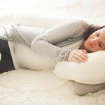 Un oreiller confortable aide la femme enceinte à se reposer confortablement
