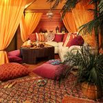 Chambre chaleureuse confortable de style oriental avec coussins pour s'asseoir sur le sol