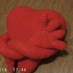 Oreiller tricoté avec coeur et mains