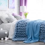 La couverture bleue tricotée peut être utilisée comme couvre-lit et couverture
