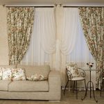 Rideaux et oreillers floraux pour une pièce avec deux petites fenêtres
