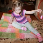 Le plaid des enfants se tricote dans une spirale de fils colorés
