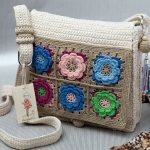 Beau sac tricoté avec des inserts carrés de fleurs