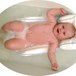Matelas pneumatique pour le bain des bébés