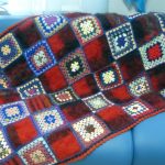 Plaid sur le canapé des carrés tricotés de la grand-mère, combiné avec des carrés de laine