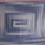 Grand plaid gris bleu avec des aiguilles à tricoter à rayures