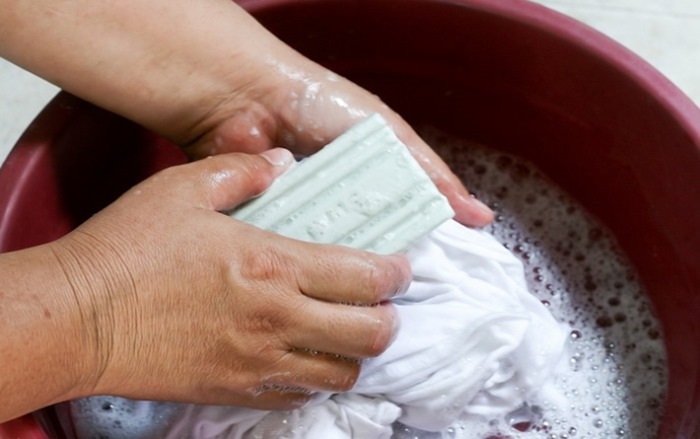 Bricolage à laver tulle blanc avec du savon