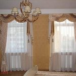 Tulle et rideaux à lambrequin pour la chambre à coucher avec deux fenêtres