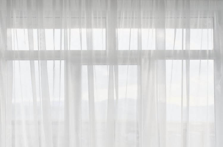 Tulle de coton transparent sur la fenêtre du salon