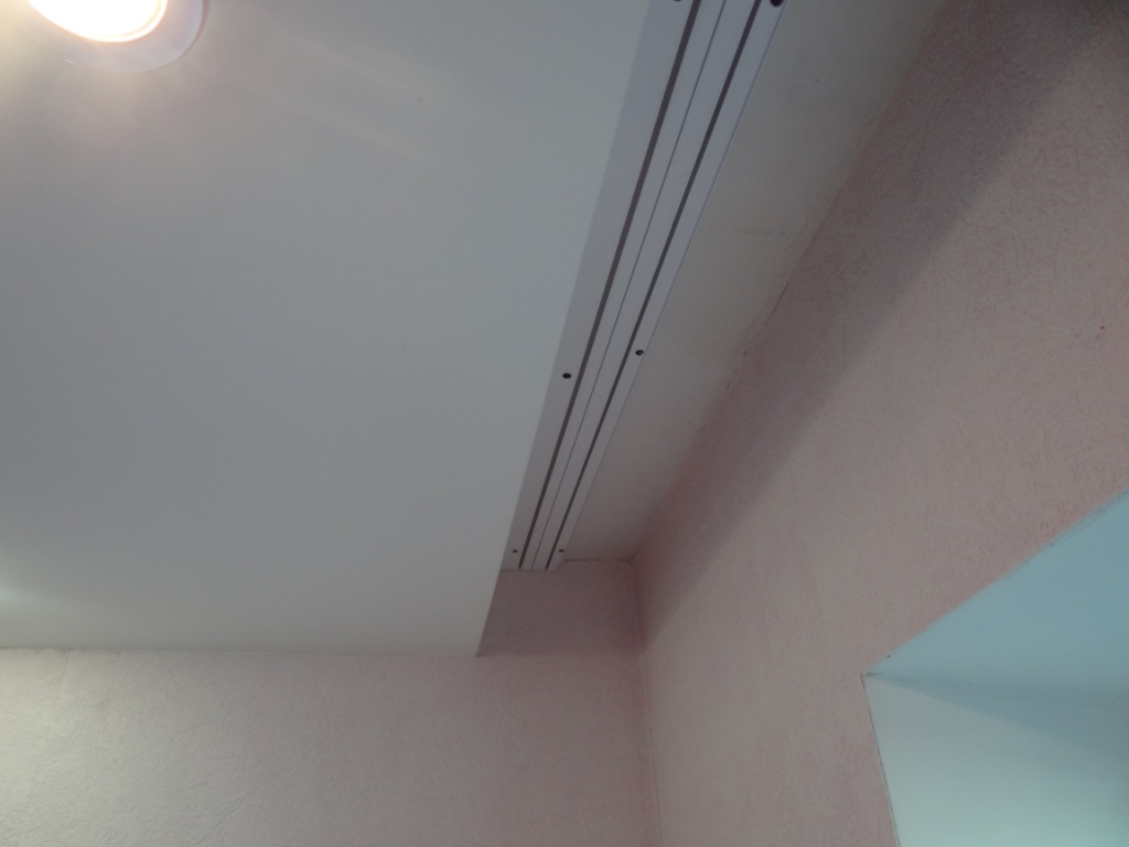 comment accrocher une corniche de plafond