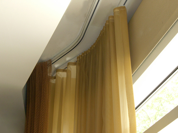 rideaux sur la corniche de plafond