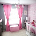 Rideaux roses dans la chambre pour un nouveau-né