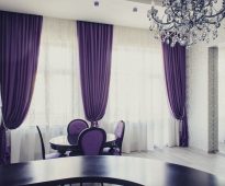 rideaux violets dans le salon