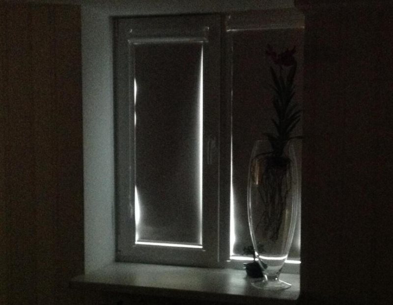 Rideau de lumière sur une fenêtre en plastique