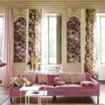 Rideaux roses et floraux pour un salon confortable et mignon