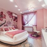 Design de chambre à coucher avec des rideaux roses