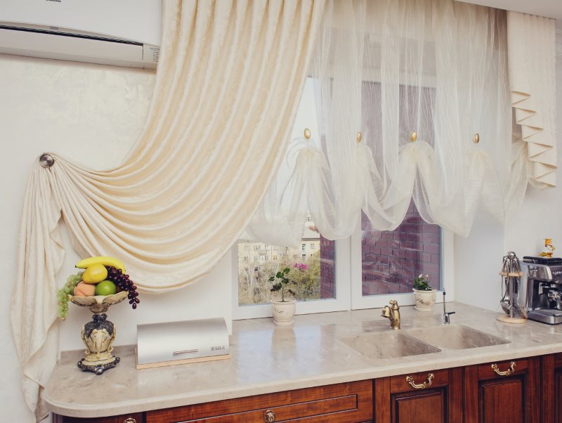 Tulle à volants sur la fenêtre de la cuisine avec rideau beige