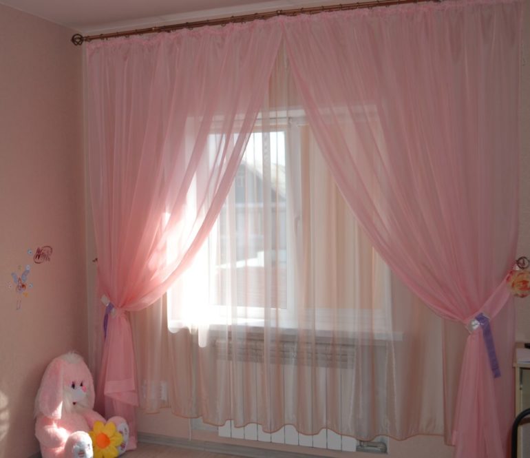 Tulle plissé rose dans la chambre d'une fille d'âge préscolaire