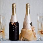 bouteilles et verres de décoration de mariage