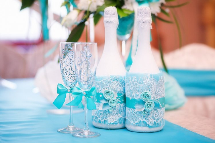 décoration de bouteilles de champagne pour une dentelle de mariage