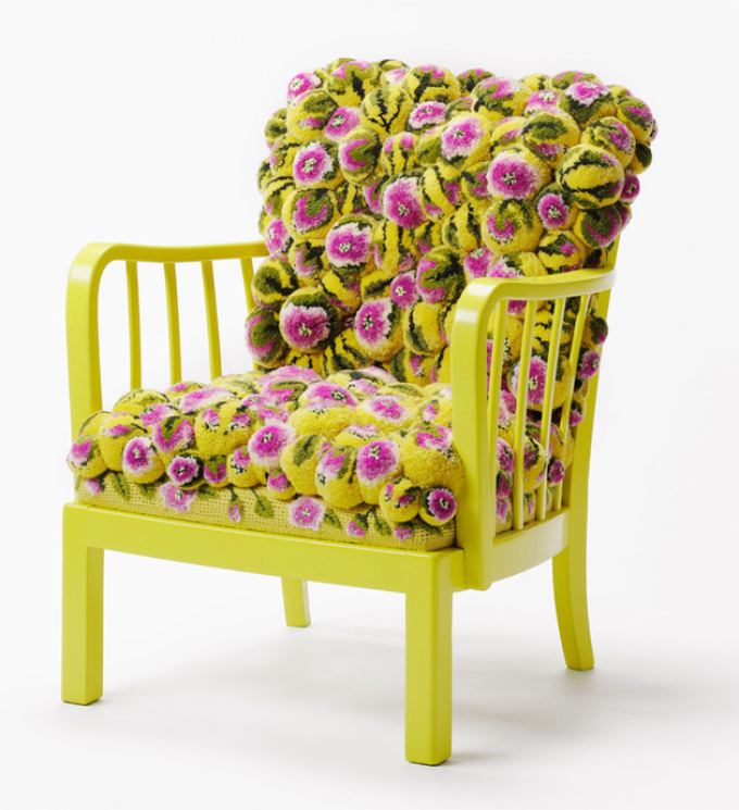tapis décoratif de pompons pour une chaise