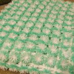 couverture de pompons blanc-vert