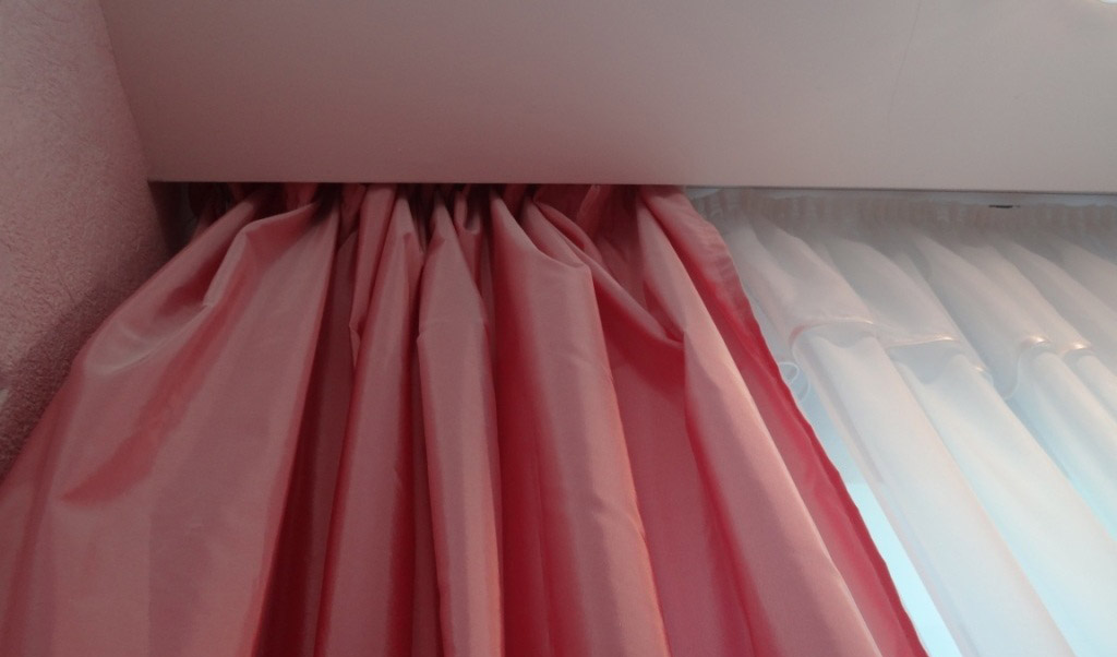 niche pour rideaux dans les idées de conception de plafond tendu